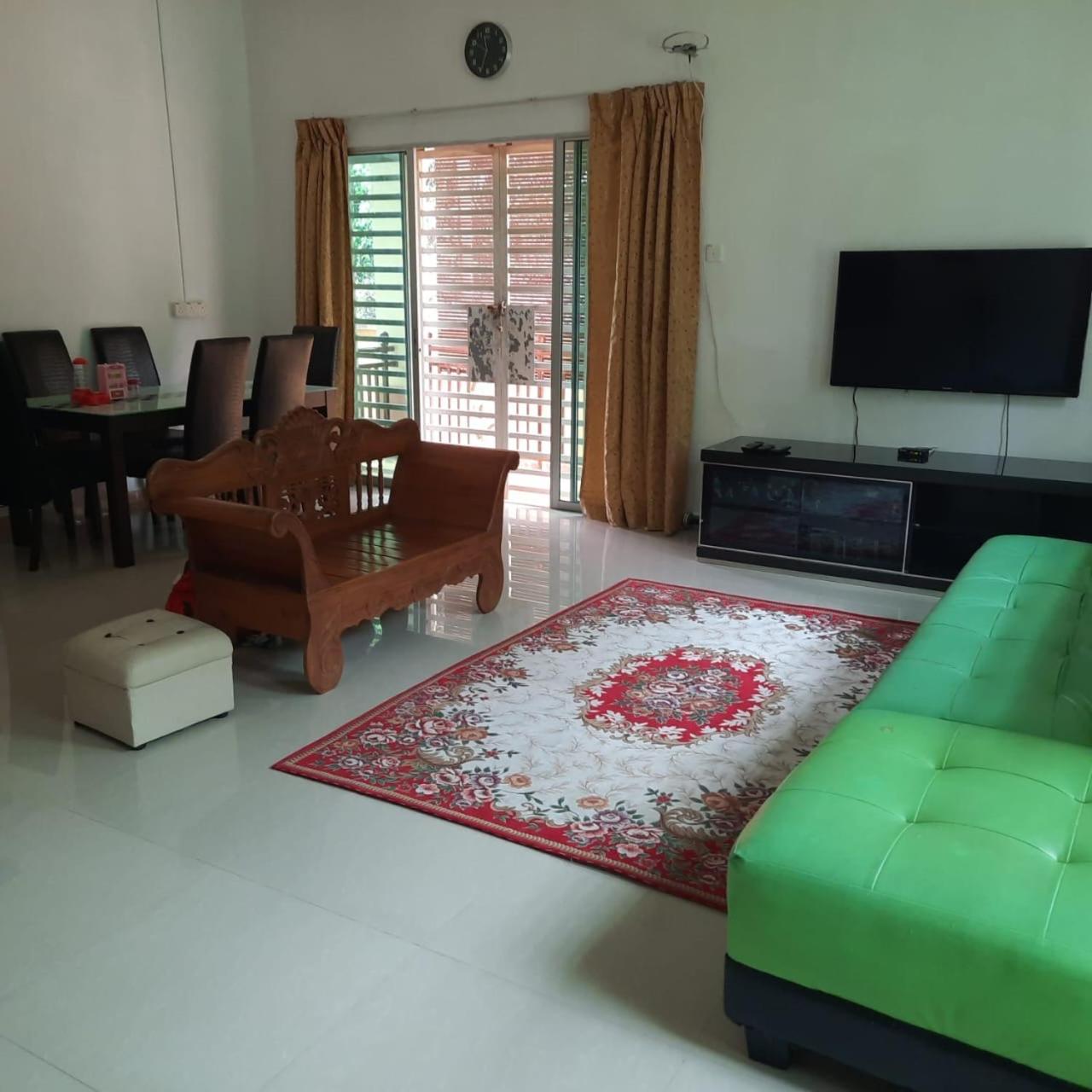 Iqbalina Homestay 2 Kemaman Chukai Esterno foto